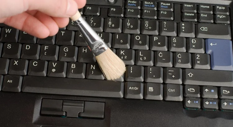 Comment nettoyer mon clavier et ma souris pour éviter la prolifération de bactéries et de germes